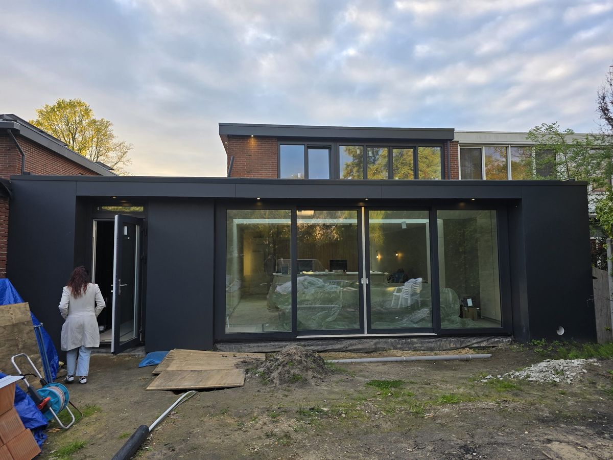 Uitbouw met antraciet gevel en lichtstraat in Oldenzaal